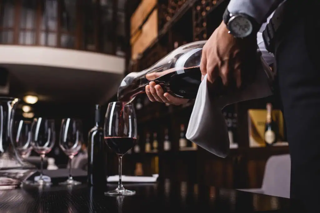 Compétences du sommelier décantation