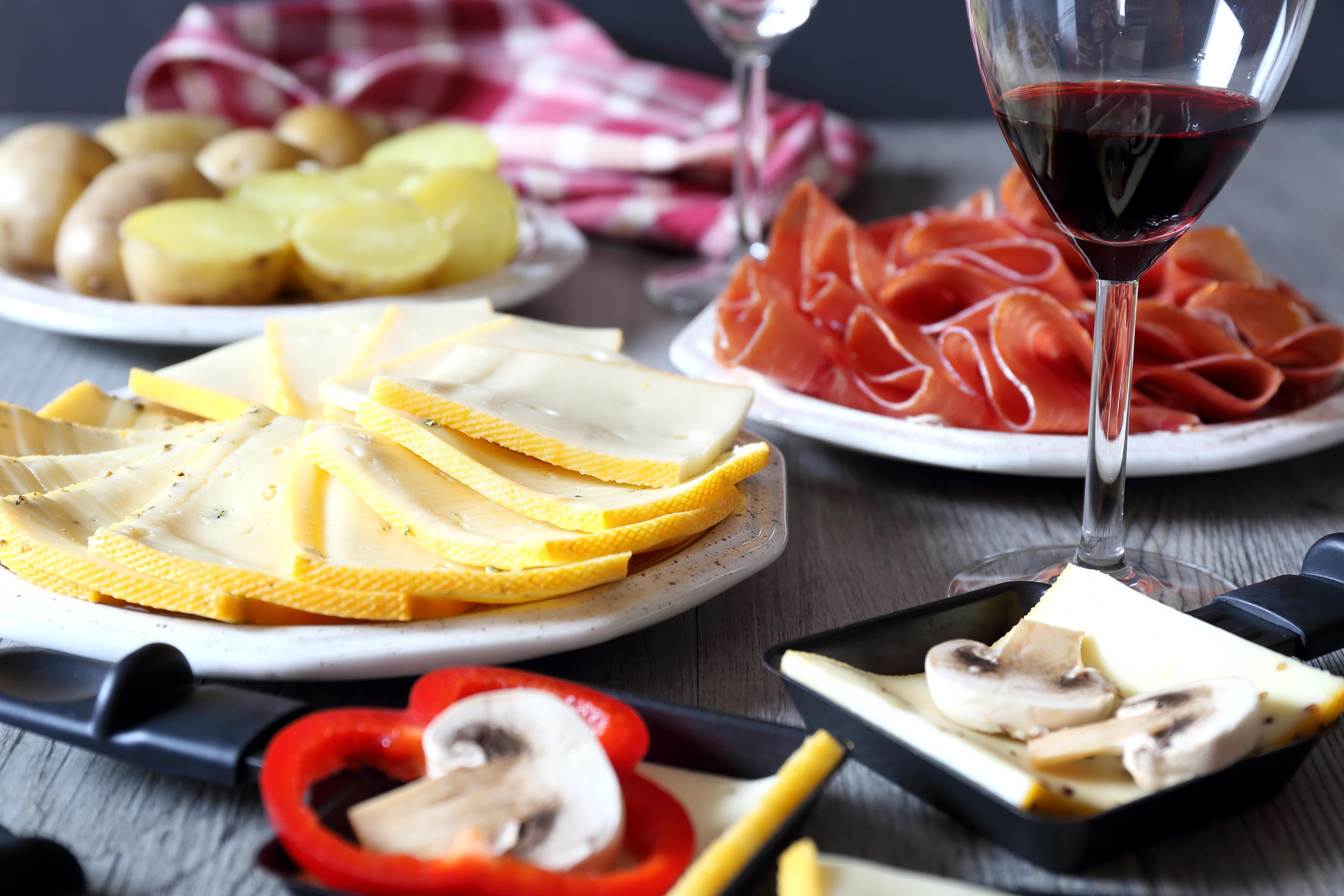 Vin rouge léger du Beaujolais servi avec une raclette