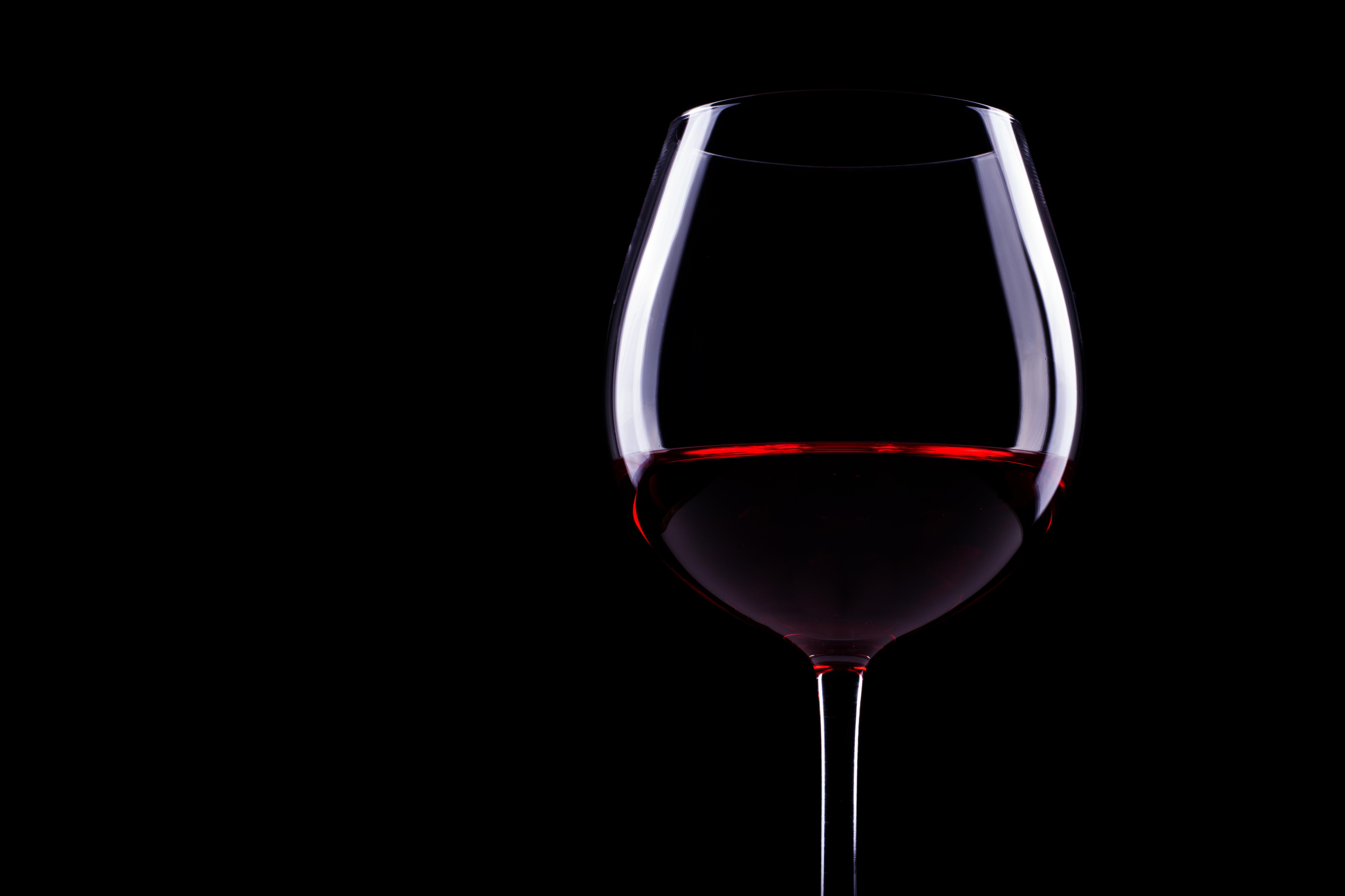 Verre à vin rouge rempli jusqu'au point le plus large