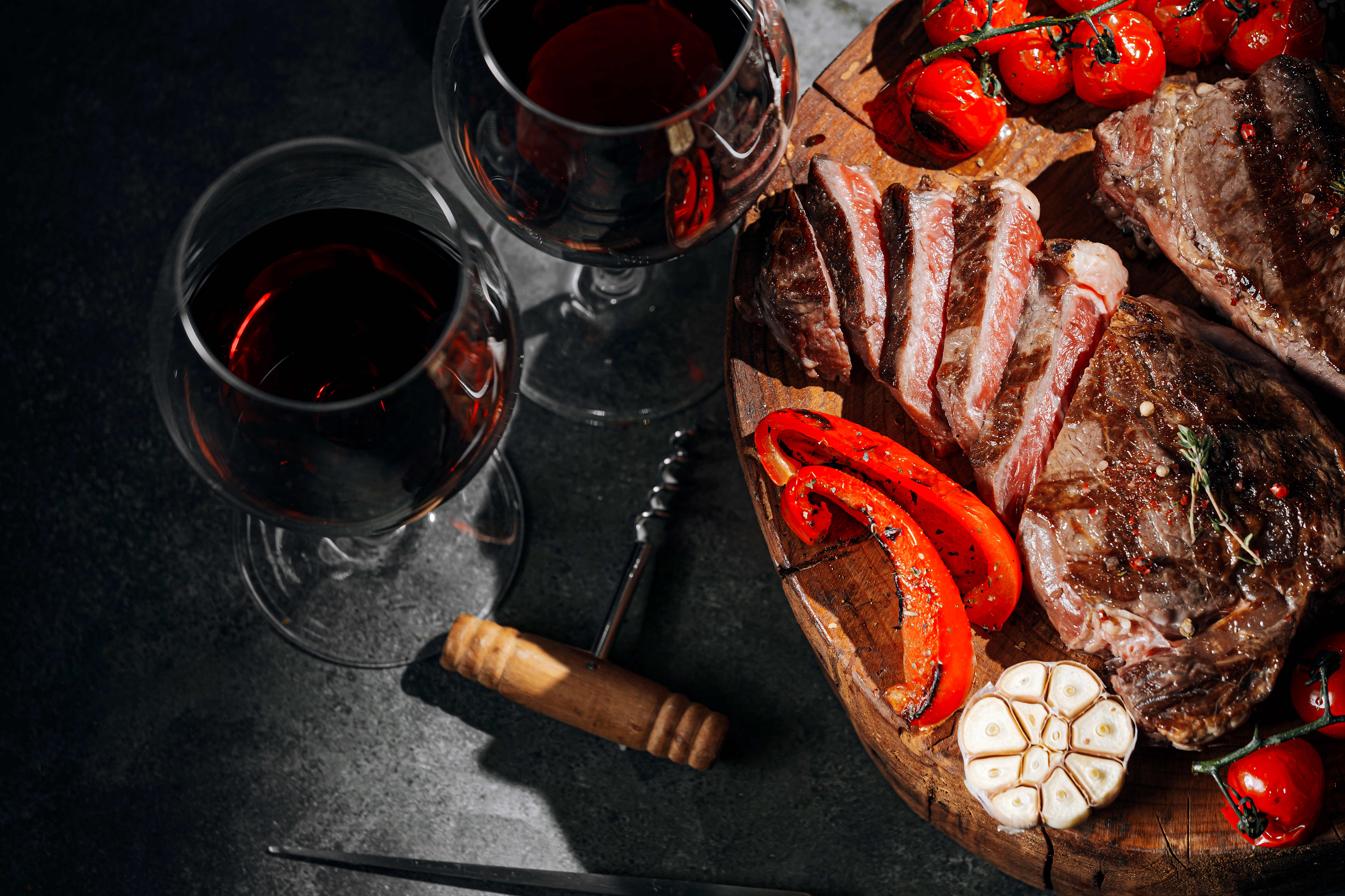 Vin rouge et cote de boeuf